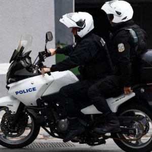 Η νύχτα τρόμου που πέρασε ο επιχειρηματίας και η οικογένειά του στην Βούλα: Του είχαν κολλήσει το όπλο στον κρόταφο