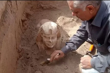 Αίγυπτος: Αρχαιολόγοι ανακάλυψαν χαμογελαστή μίνι σφίγγα.
