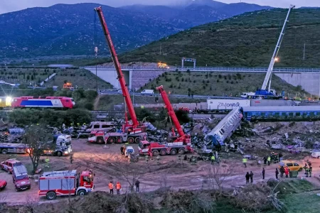 Σύγκρουση τρένων – Νέες καταγγελίες για τον μοιραίο σταθμάρχη: «Είχε ξεχάσει το μικρόφωνο ανοιχτό και ακούγονταν πανηγύρια»/Τραγωδία στα Τέμπη: Και δύο υψηλόβαθμα στελέχη του ΟΣΕ στο στόχαστρο των Αρχών.
